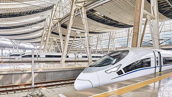 Futuristischer Zug im Bahnhof